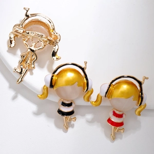 Detail van dansende meisje broches met voorkant van emaille en achterkant van de speld