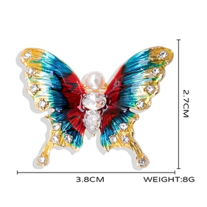 Dettaglio della spilla a farfalla smaltata con dimensioni 2.7x3.8cm e peso di 8g