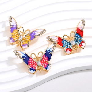 Broches papillon élégantes avec strass en cristal et perles sur une base en métal doré