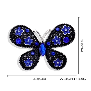 Dettaglio della spilla a farfalla con dimensioni 4,8 cm e strass blu incastonati