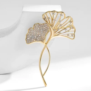 Broche luxueuse en feuilles de ginkgo dorées avec cristaux pour une tenue élégante