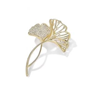 Broche élégante en feuilles de ginkgo dorées avec cristaux brillants et design ajouré chic