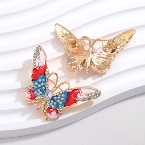 Élégante broche papillon en émail avec cristaux et perles montrant l'avant et l'arrière