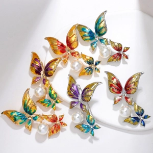 Spille a farfalla vintage in smalto con ali colorate ed eleganti ciondoli con perle