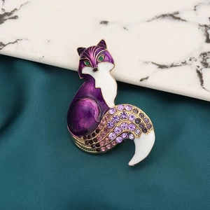 Détail de la broche renard en émail violet et cristaux scintillants sur la queue