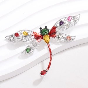 Detail van de libelle-broche met kleurrijke strasstenen en opengewerkte gaasvleugels