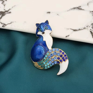 Détail de la broche renard bleu avec émail et strass en cristal sur alliage doré