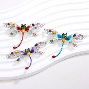 Elegante libelbroche met kleurrijke strass-steentjes en zilveren vleugels