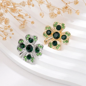 Exquises broches trèfle à quatre feuilles en or et argent avec des cristaux verts