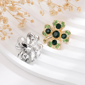 Broche trèfle à quatre feuilles élégante en or avec des strass verts brillants