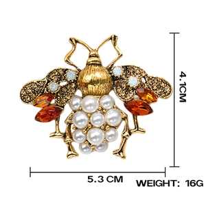 Baroque bee brooch with pearls and amber crystals, sizing 5.3x4.1cm in gold finish
