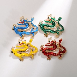 Spille a forma di drago in oro e smalto rosso, blu, verde e giallo stile cinese