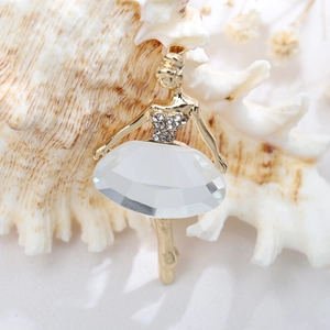 Broche ballerine dorée élégante avec un grand cristal clair et des strass brillants