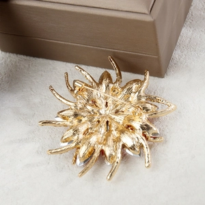 Broche fleur en cristal doré avec strass montrant la structure arrière détaillée