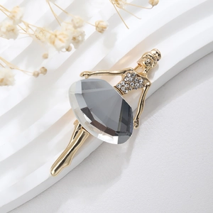 Vue détaillée de la broche ballerine avec grand cristal gris et strass scintillants