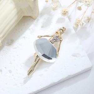 Élégante broche ballerine dorée avec jupe en pierre grise et strass scintillants