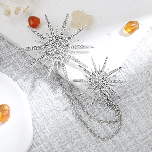 Funkelnde Strass-Schneeflocken-Brosche mit hängenden Ketten und Sternanhängern in Silber