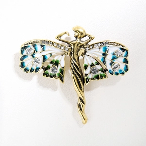 Détail d'une broche vintage papillon femme avec émail coloré et strass étincelants