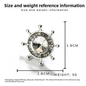 Détail de la broche gouvernail argentée montrant les dimensions 1,8x1,9cm et strass