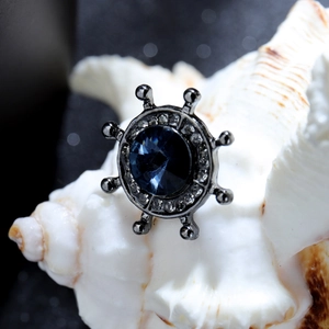 Broche gouvernail de style marin avec cristal bleu foncé et strass sur coquillage blanc