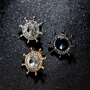 Trois broches de gouvernail nautique en or, argent et vieil argent avec cristaux
