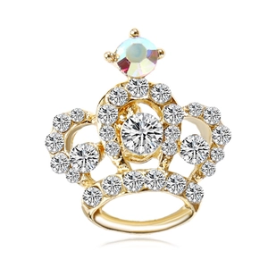 Makroaufnahme der goldenen Mini-Kronenbrosche mit Strass und schillerndem Mittelstein