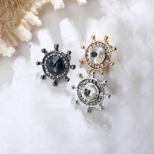 Trois broches gouvernail nautique en bronze, or et argent avec cristaux sertis