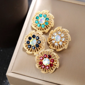 Detalle de cuatro broches florales vintage con diamantes de imitación en caja de regalo