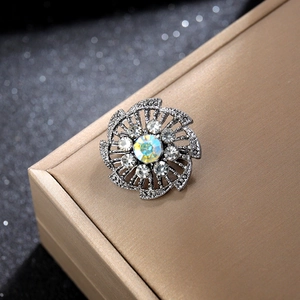 Primer plano de broche de girasol plateado con cristal en caja de joyería de lujo