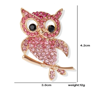 Broche hibou en strass roses et métal doré mesurant 4,2 cm par 3,0 cm avec un poids de 12 g
