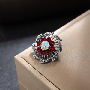Vista detallada del broche de flor con cristal AB colorido y diamantes rojos