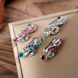 Vue détaillée de broches en forme de note de musique avec strass colorés en coffret
