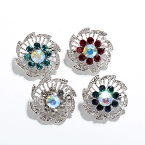 Juego de cuatro broches de flores en espiral con pedrería de colores en metal plateado