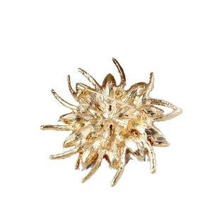 Vue arrière de la broche fleur soleil dorée en cristal avec fermoir à épingle sûr