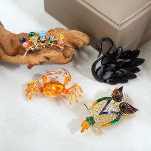 Tier-Broschen-Set mit Emaille-Vögeln, schwarzem Schwan, Krabbe und Eule auf weißem Grund