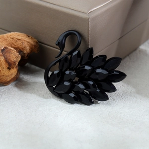 Detail der eleganten schwarzen Schwan-Brosche mit facettierten Kristallen und Mattfinish