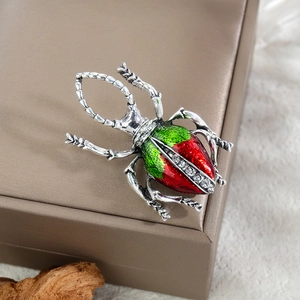 Makroaufnahme der Käfer-Brosche mit Vintage-Silber, bunter Emaille und klaren Strasssteinen