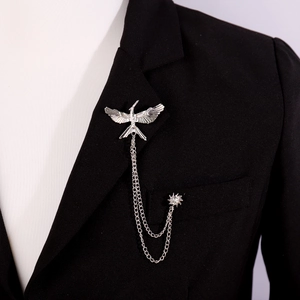 Silberne Adler-Reversnadel mit Ketten am schwarzen Anzug für den eleganten Herrn