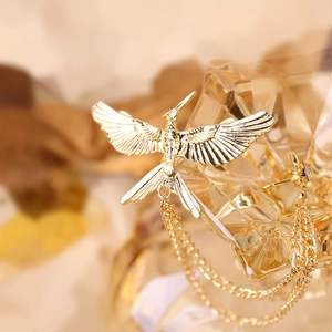 Goldene fliegende Vogel-Brosche mit zweilagigen Ketten und Gravur für Herrenanzüge