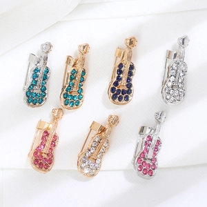 Élégante Broche d'Instrument de Musique en Alliage de Strass Forme de Violon Guitare Badge de Corsage en Cristal Étincelant pour Banquet de Mariage Bijoux Unisexe Cadeau