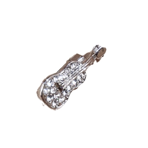 Broche violon argentée étincelante avec strass blancs et détails d'instrument de musique