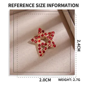Spilla a forma di stella con strass rossi e base in lega, misura 2,4 cm per 2,0 cm