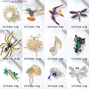 Détail de diverses broches vintage avec strass et animaux en émail coloré