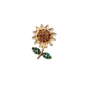 Broche tournesol élégante avec base dorée et cristaux colorés sur fond blanc