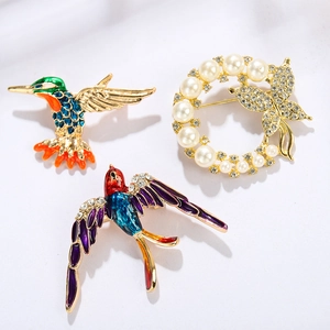 Détail de broches vintage colibri, hirondelle et papillon perlé avec émail coloré