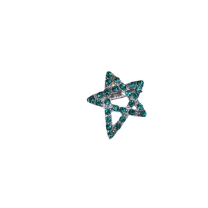 Spilla a pentagramma con strass verdi e finitura in metallo argento per uno stile elegante