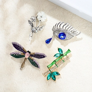 Collection de broches fleurs et animaux en cristal comprenant des motifs libellule et oeil bleu