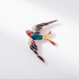 Détails d'une broche hirondelle vintage en émail violet avec des cristaux étincelants
