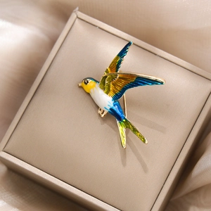 Gros plan détaillé d'une broche hirondelle sur un écrin à bijoux avec fond en soie douce