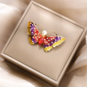 Exquisite Schmetterling-Brosche mit buntem Emaille und Kristallen auf Seidenbox